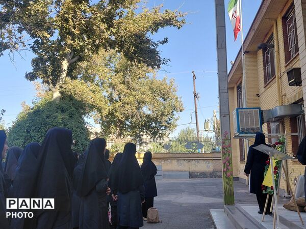 نواختن زنگ مهر در دبیرستان نمونه محبوبه محبی