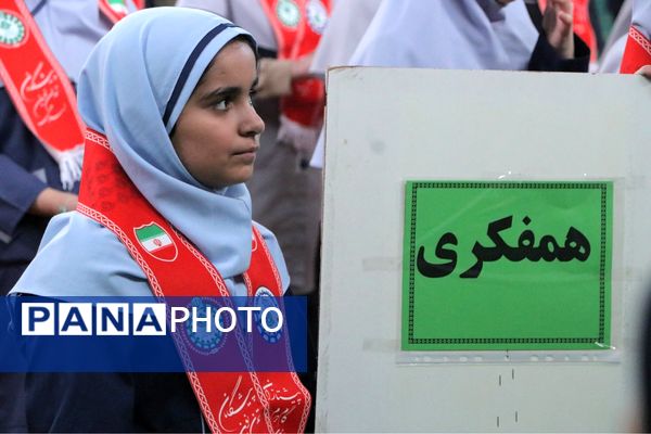 بهارستان دو صحنه همفکری، همدلی و همکاری پیشتازان در همایش یاوران انقلاب