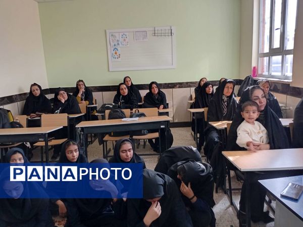 نخستین جلسه هدایت تحصیلی ویژه پایه نهم در دبیرستان مادرمهربان خلیل آباد