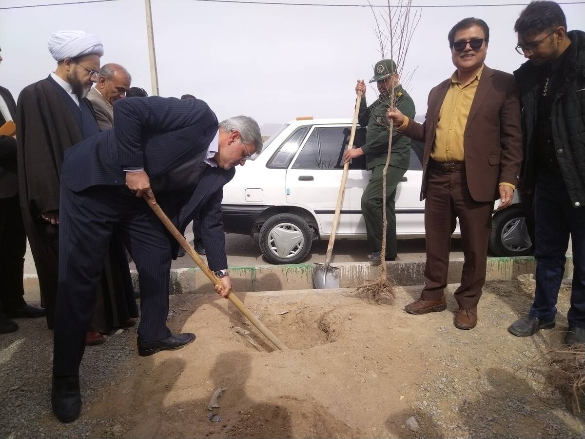 مراسم درخت کاری در مدرسه پویندگان فرهنگ شهرستان خلیل آباد 