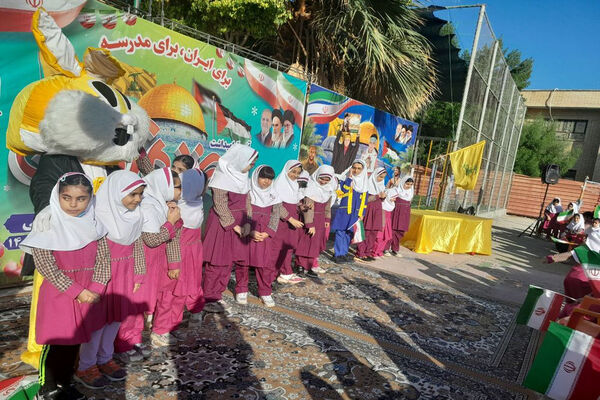 جشن روز دانش‌آموز در دبستان امید انقلاب بوشهر