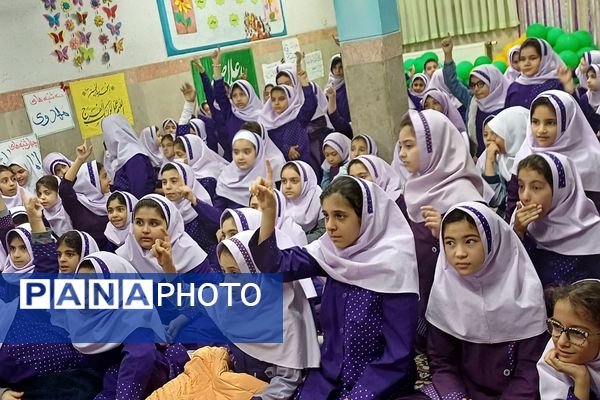 حضور فرمانده بسیج دانش‌آموزی در دبستان آزاده ناحیه 2 شهرری به‌مناسبت هفته بسیج دانش‌آموزی 