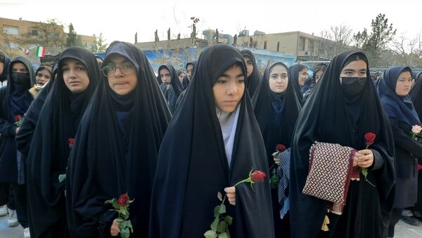 وداع دانش‌آموزان دبیرستان فرهنگیان ناحیه ۷ با شهید گمنام 