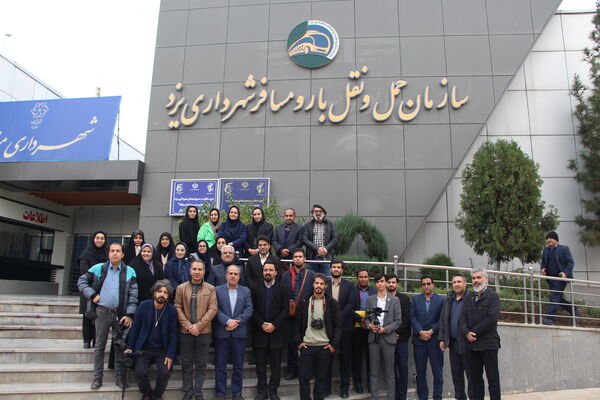 بازدید خبرنگاران از ایستگاهای اتوبوس شهری و حمل‌ونقل یزد