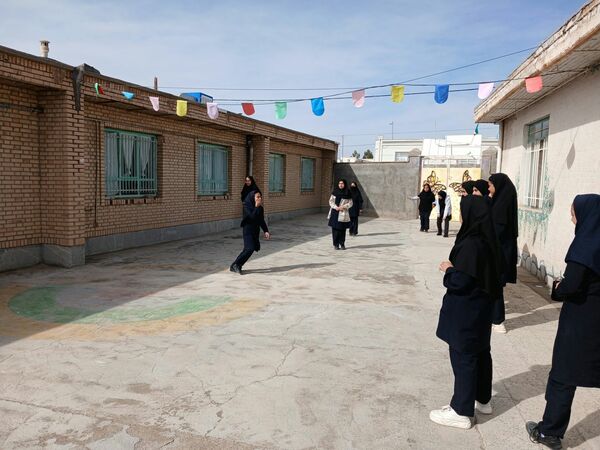 جشن ولادت منجی عالم در دبیرستان مرحوم میری بزنجرد خلیل آباد