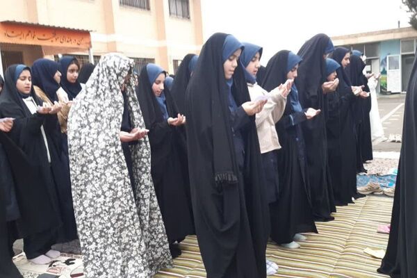  نماز باران در مدرسه جنت با حضور جمعی دانش‌آموزان