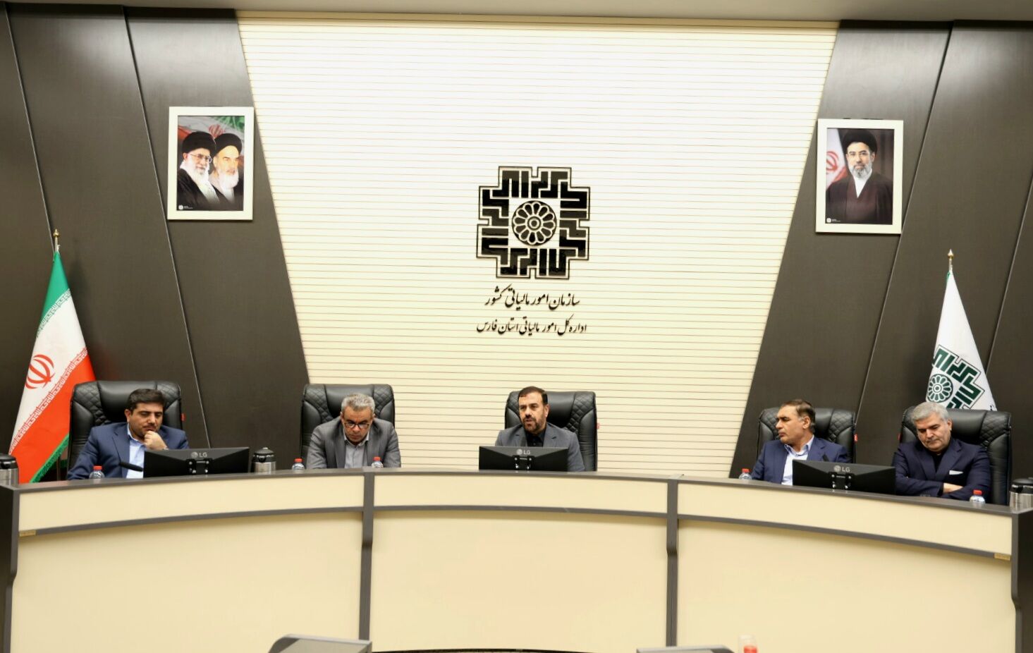 قرارگاه اقتصادی فارس باید با آرایش جنگی اداره شود