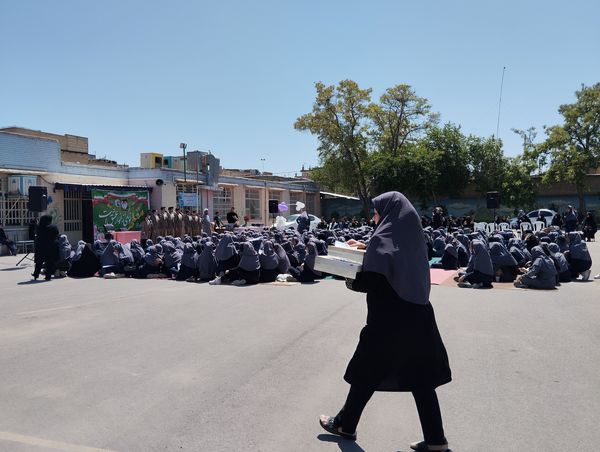 تجلیل از معلمان نمونه در مدرسه تقوا مشهد