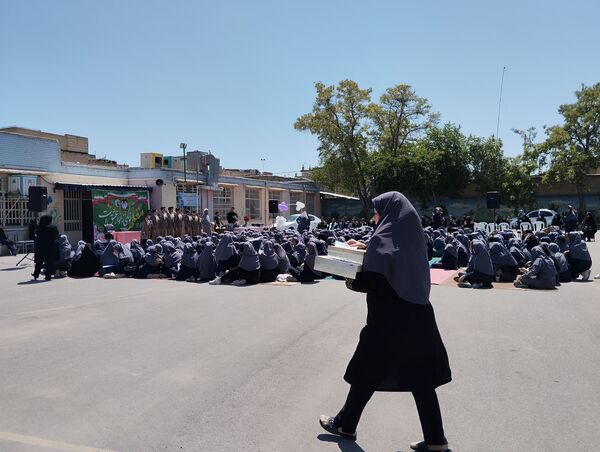 تجلیل از معلمان نمونه در مدرسه تقوا مشهد