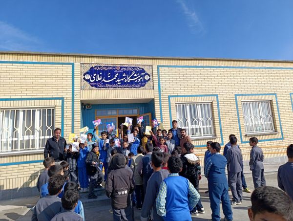 تجلیل از برگزیدگان مسابقات در مدرسه شهید غلامی خلیل آباد 