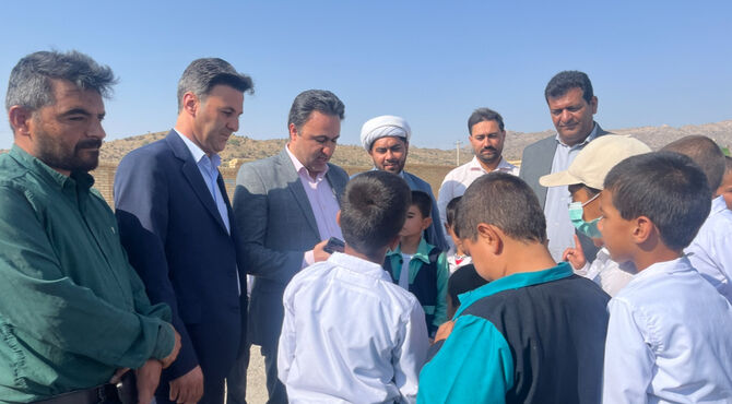بازدید فرماندار و رئیس آموزش و پرورش خاتم از مدرسه حافظ بختیاری در روز روستا و عشایر