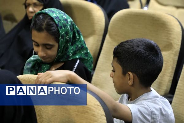 جلسه گرامیداشت و تجلیل از پدران و مادران شهدا 