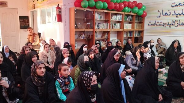 جلسه آموزش فرزند پروری برای والدین در مدرسه دخترانه مهندس رحمانی فرد ناحیه یک مشهد 