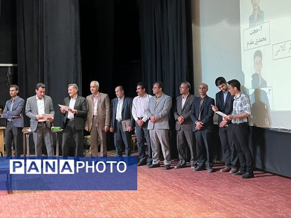 تجلیل از برترین‌های آموزشی و پرورشی دبیرستان نمونه آیت‌الله خامنه‌ای کاشمر