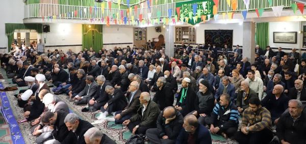 نهج‌البلاغه‌خوانی نماز‌گزاران کمالشهر پیش از خطبه‌های نماز 