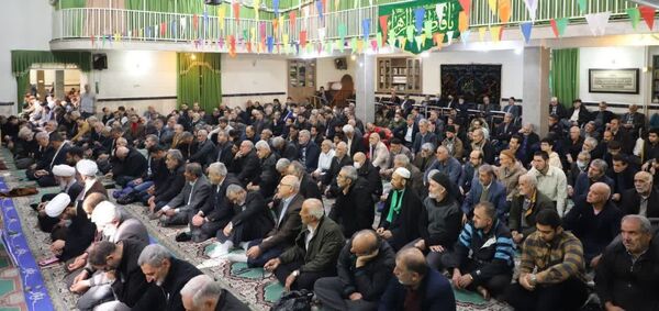 نهج‌البلاغه‌خوانی نماز‌گزاران کمالشهر پیش از خطبه‌های نماز 