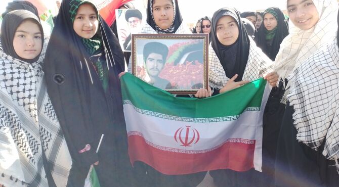 حضور دانش‌آموزان دبیرستان باهنر  در راهپیمایی روز هفتم شهادت رهبر انقلاب