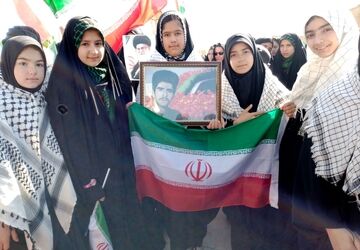 حضور دانش‌آموزان دبیرستان باهنر  در راهپیمایی روز هفتم شهادت رهبر انقلاب