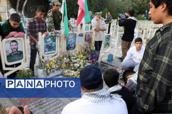 پویندگان پسر دوره ولایت (ایرانیوم ) در گلستان شهدای اصفهان 