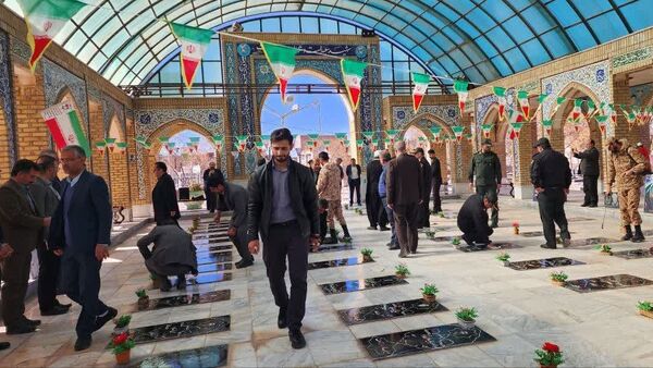 گلباران گلزار شهدای خلیل‌آباد در دهه فجر