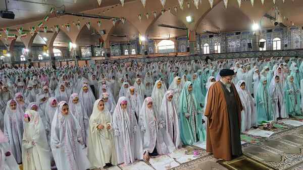 نماز جماعت انسجام‌بخش جشن تکلیف دختران بویراحمدی