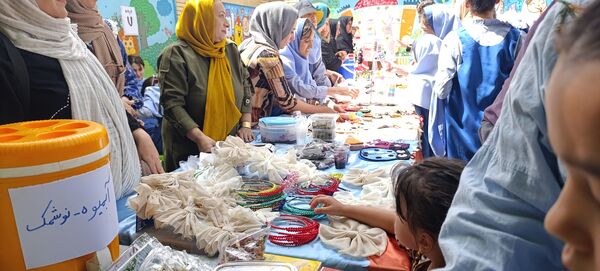 برپایی بازارچه کسب و کار در دبستان غیردولتی مهرو ماه آشخانه 