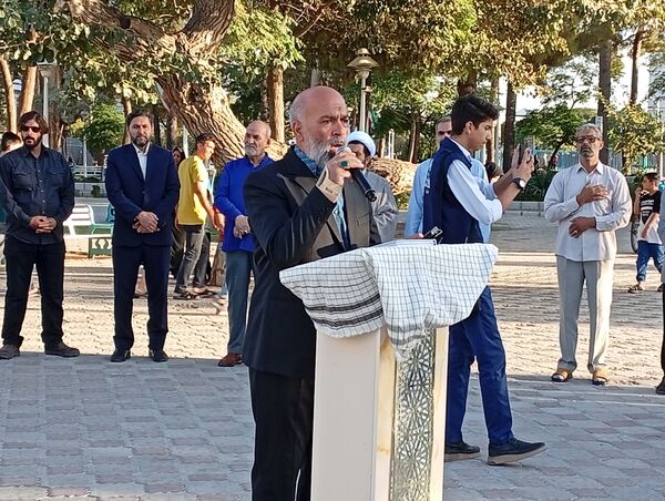 عطر افشانی و گلباران مزار شهدا توسط مسئولین کاشمر به مناسبت هفته دولت