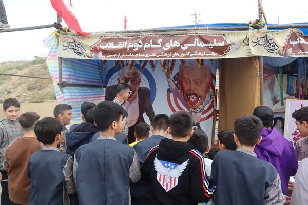 بازدید دانش آموزان و دانشجو معلمان اردبیلی از نمایشگاه هفته دفاع مقدس 