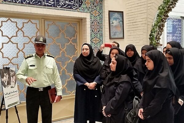 برگزاری نمایشگاه شناخت خطرات و آسیب های جامعه به مناسبت هفته نیروی انتظامی در دبیرستان صدیقه طاهره ناحیه یک شهرری