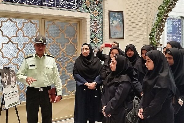 برگزاری نمایشگاه شناخت خطرات و آسیب های جامعه به مناسبت هفته نیروی انتظامی در دبیرستان صدیقه طاهره ناحیه یک شهرری