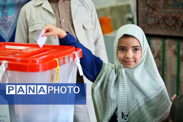 حضور کودکان به همراه والدین در شعبه‌های اخذ رأی