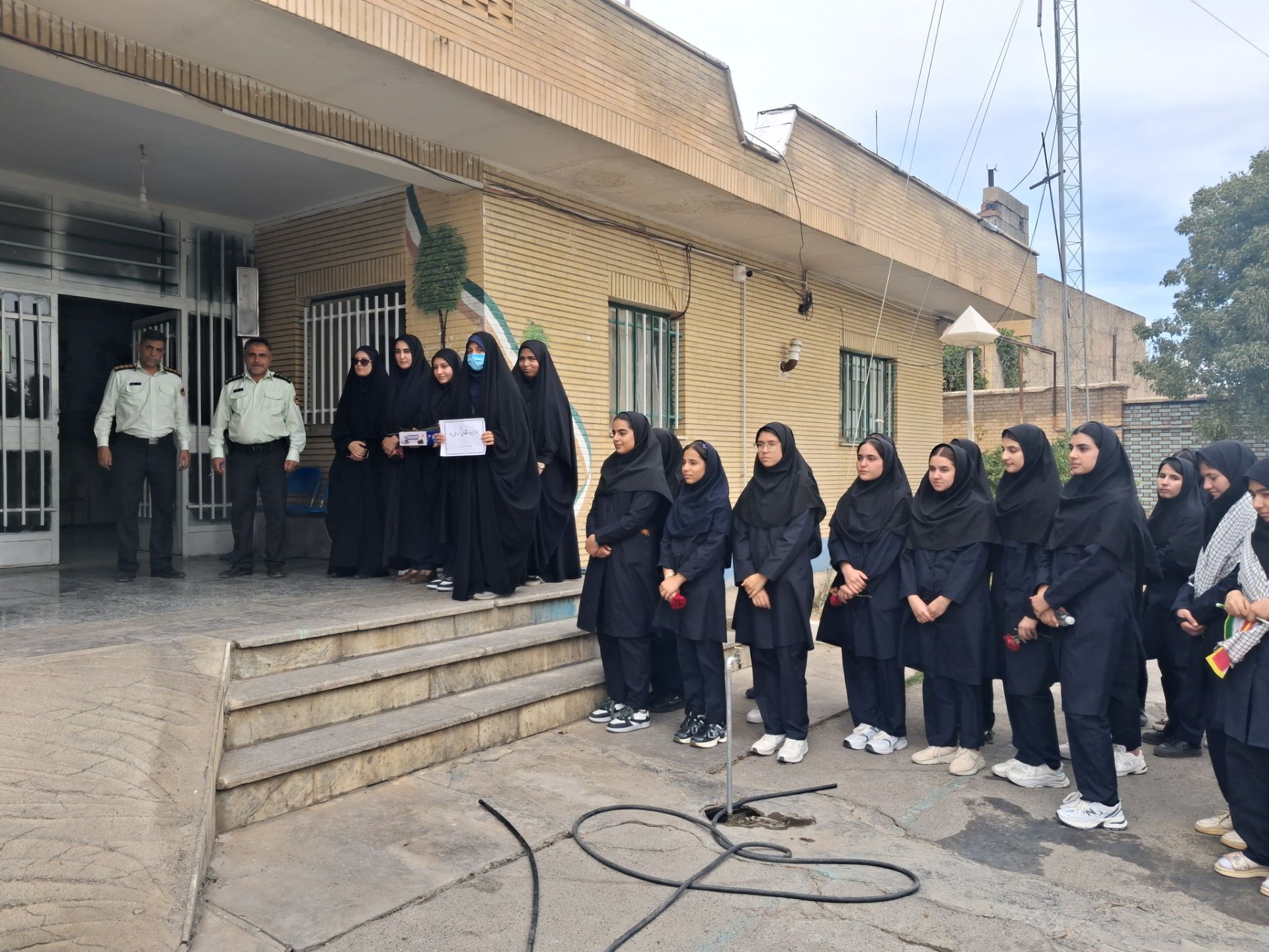 تجدید میثاق دانش‌آموزان دبیرستان حضرت زهرا (س) قلقلرود با مدافعان نظم و امنیت