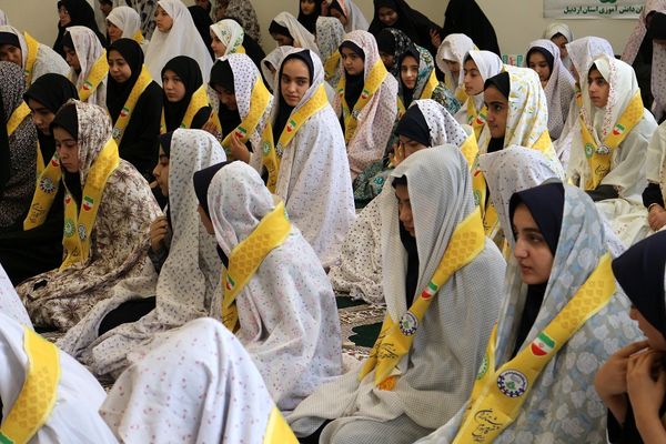 اقامه نماز جماعت در اردوی طرح تمشک در اردبیل