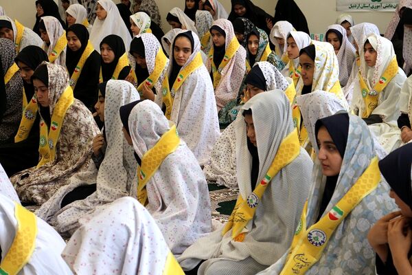 اقامه نماز جماعت در اردوی طرح تمشک در اردبیل