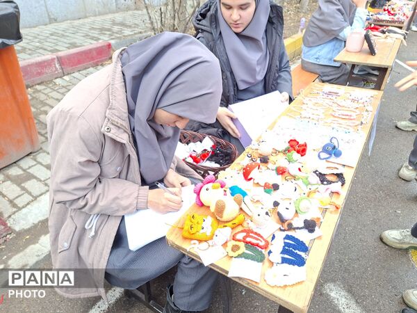 بازارچه کسب و کار دانش آموزی در دبیرستان دخترانه۱۳آبان 