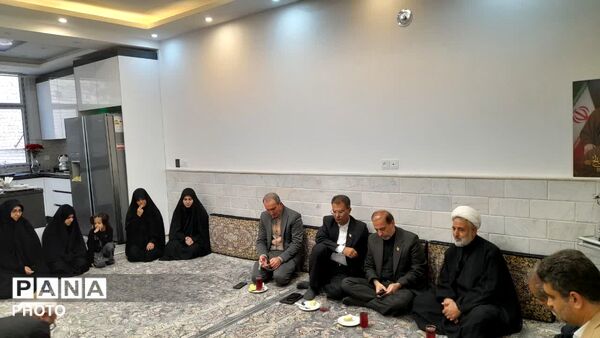 دیدار مسئولان آموزش و پرورش قم با خانواده شهید «حسین نجفی»