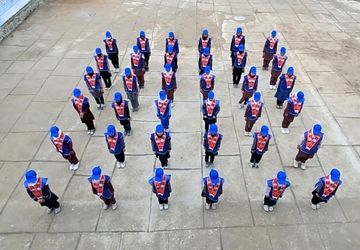 اجرای پیرامید توسط دانش‌آموزان دبستان حجاب تنگه ترکمن