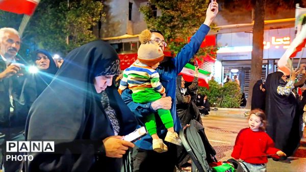 خانوادگی پای کار انقلابیم