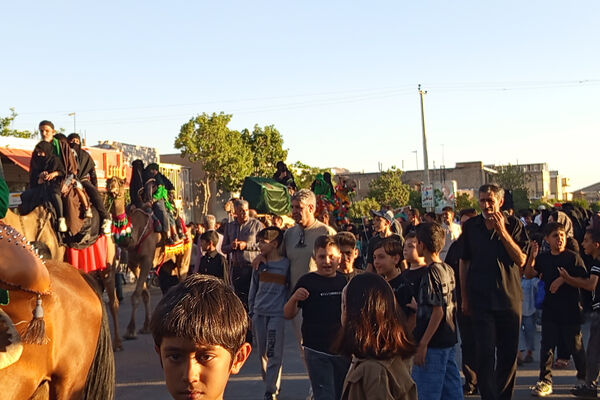 استقبال از ماه محرم با آیین سنتی چاووش‌خوانی در شهر بهمن