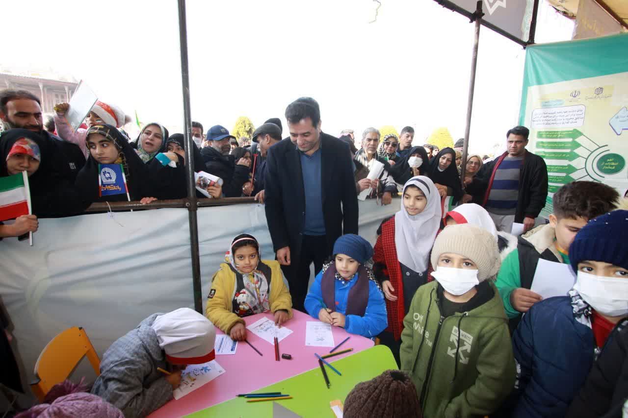 بازدید مدیرکل آموزش و پرورش از غرفه اداره‌کل نوسازی مدارس استان اصفهان در راهپیمایی 22 بهمن