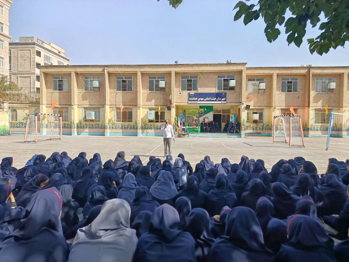 دانش‌آموزان مدرسه مهدی خدابنده با شهدا تجدید پیمان کردند