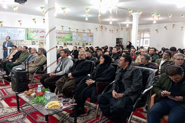 نواختن زنگ انقلاب در مدرسه قادر خانزاده شهرستان بانه