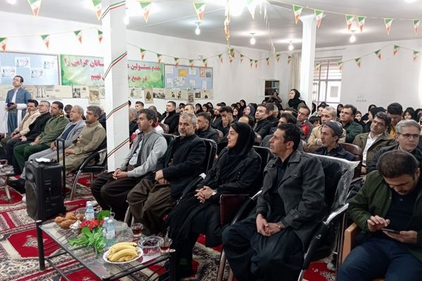 نواختن زنگ انقلاب در مدرسه قادر خانزاده شهرستان بانه