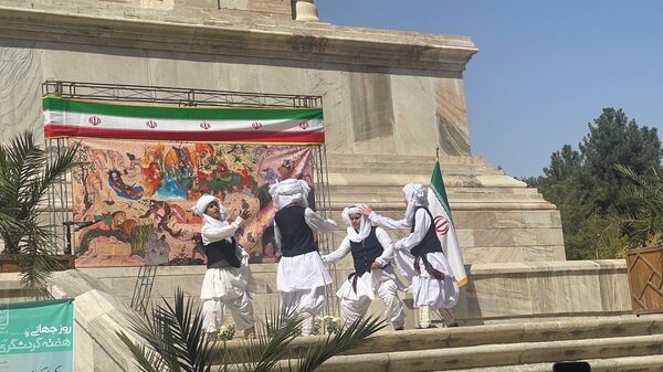 فرزندان ایران زمین در کنار آرامگاه حکیم‌ توس
