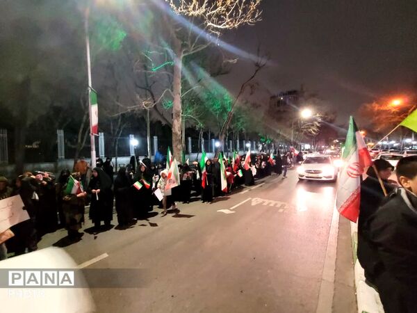 اجتماع دانش‌آموزان و فرهنگیان در هنرستان قندی