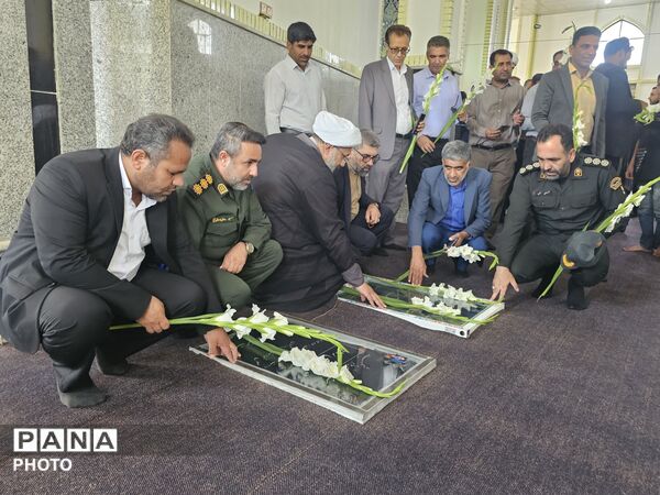 غبارروبی و عطرافشانی گلزار شهدا به مناسبت هفته دفاع مقدس