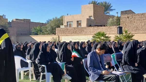 آئین نواختن زنگ انقلاب در دبیرستان حجاب بافق