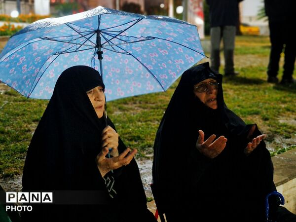 گلوگاه زیر باران، غرق در شور وطن