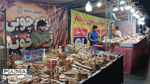 نمایشگاه سوغات و هدایا در پارک لاله شهرکرد 