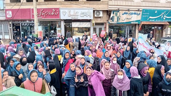 حماسه‌آفرینی دانش‌آموزان کمیجانی در راهپیمایی۱۳ آبان 